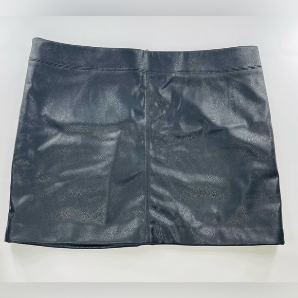H&M BLACK FAUX LEATHER MINI SKIRT WITH SILVER ZIPPER SIZE 18 - Picture 1 of 8
